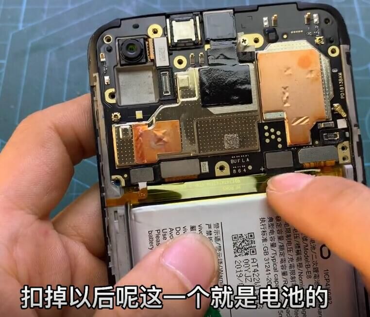 视频一步一步教你自己快速给手机换屏幕_www.jishuyy.com