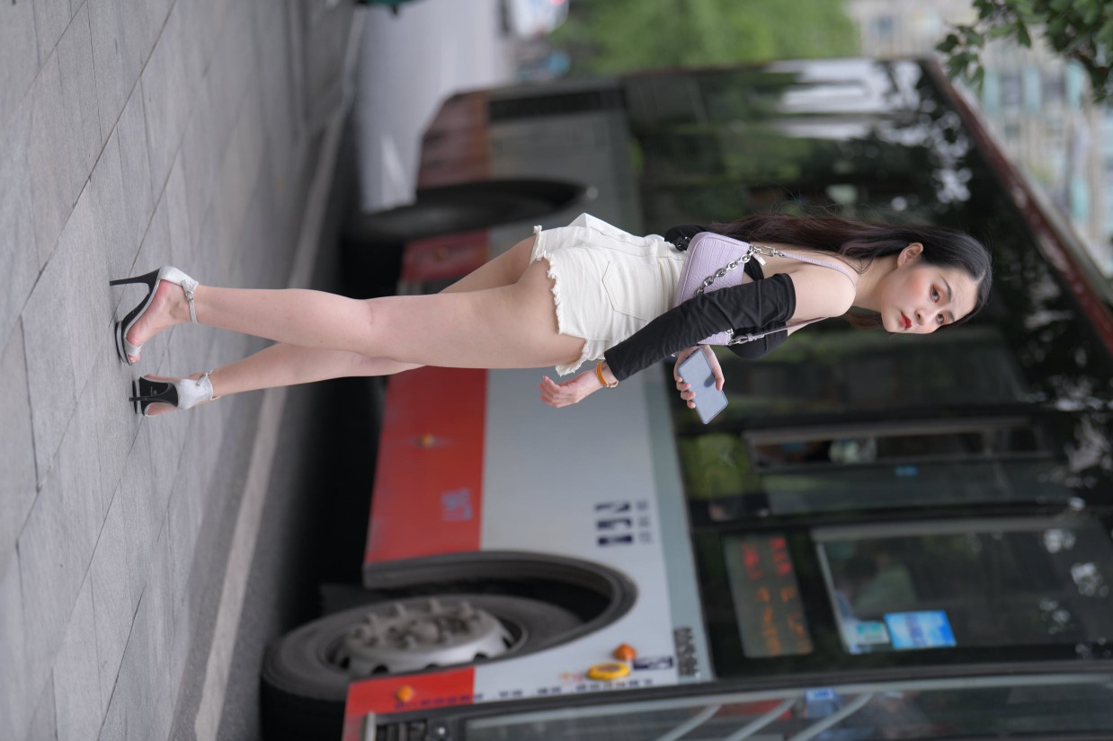 长发飘飘的白色热裤美丽女孩_www.jishuyy.com