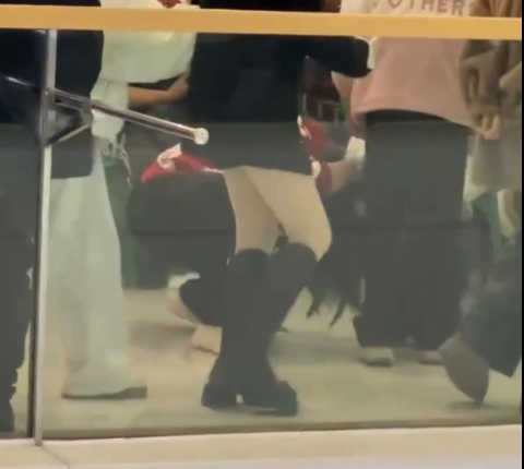 慈母多败儿，在商场上男孩揪着母亲的头发。_www.jishuyy.com