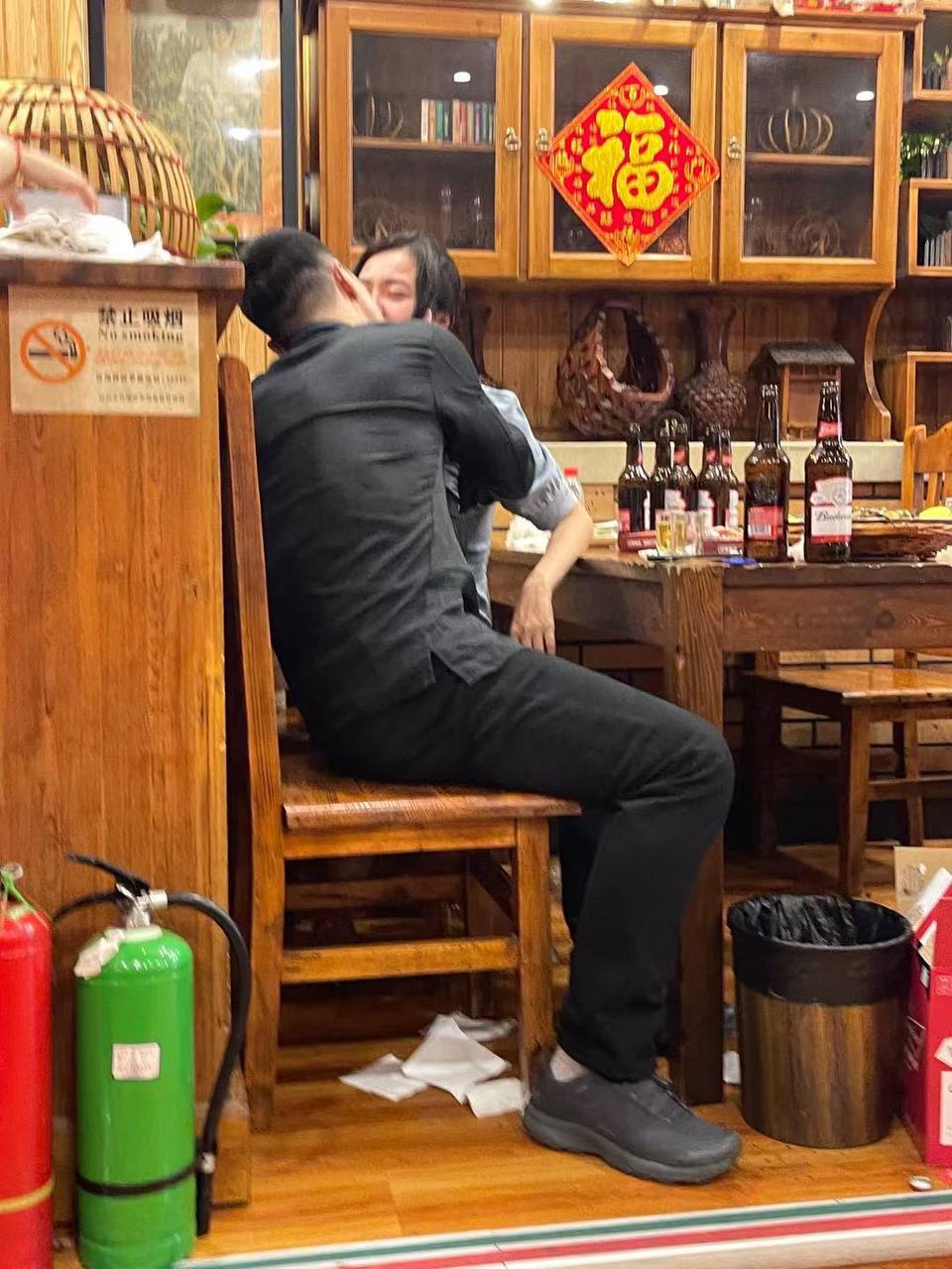 【吃瓜】小三害怕被分手 饭桌上色诱大哥